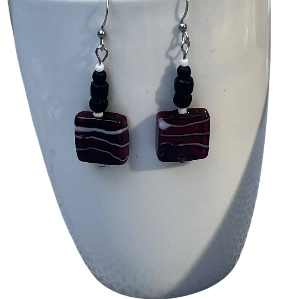 Handcrafted red & black earrings - Picture 5 of 7
